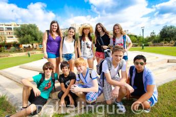 Parque cerca de la residencia de la escuela para jóvenes