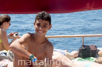 Un estudiante del programa de niños durante una excursión en barco