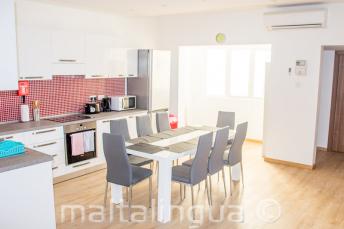 Cocina y comedor del apartamento de la escuela