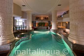 Piscina interior del spa del hotel en St Julians, Malta