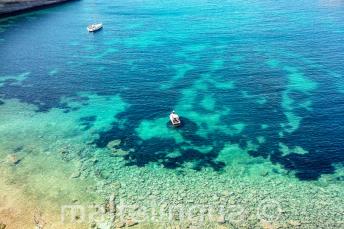 Vistas de la bahía en Malta con el agua turquesa