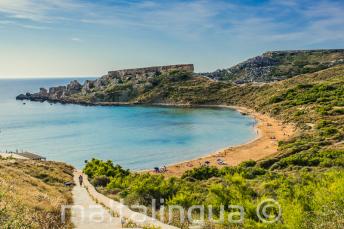 Vistas de una playa de arena en Mellieha, Malta