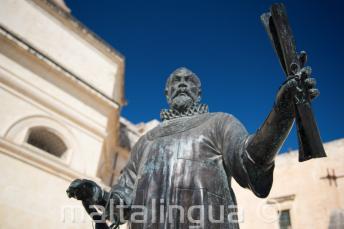Estatua en Malta de un hombre con un pergamino
