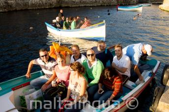 Los estudiantes listos para un viaje en barco a Blue Grotto.