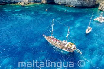 Una goleta en Crystal Bay, Comino