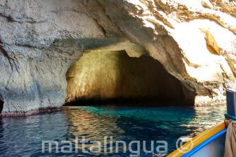 El interior de una cueva en Blue Grotto