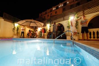 La piscina en la azotea por la noche