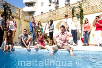 Estudiantes disfrutando de la piscina