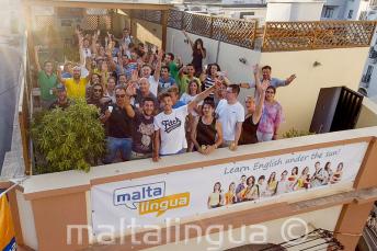 Estudiantes de inglés haciendo la ola en la terraza de la escuela