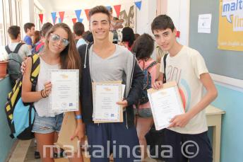 3 estudiantes con sus certificados tras haber completado el curso