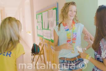 Jefe de grupo con estudiantes en tiempo de recreo