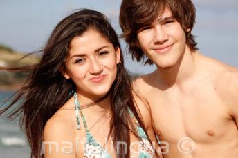 Un chico y una chica adolescentes posando para la foto