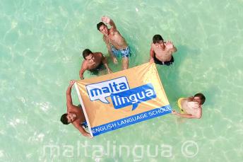Jóvenes estudiantes en una excursión de la escuela a Blue Lagoon, Malta