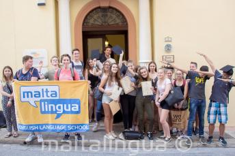 Foto de grupo de jóvenes estudiantes de lengua fuera de la escuela en Malta