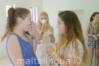 2 estudiantes de inglés conversando en la escuela