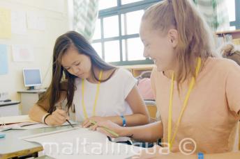 2 chicas trabajando juntas en una clase de inglés