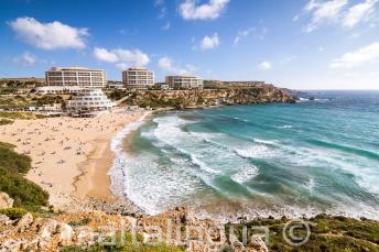 Vistas de la playa de Golden Bay en Malta