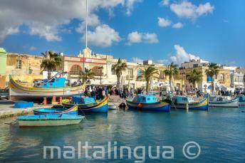 Barcos en un pueblo de pescadores en Malta