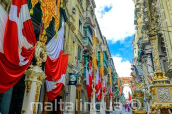 Una calle de Valletta, Malta decorado con banderas