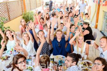 Barbacoa estudiantil en el tejado de la escuela de idiomas en St. Julians