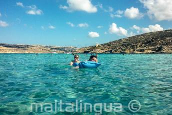 Estudiantes de la escuela de inglés nadando en la Laguna Azul en Comino