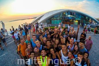 Estudiantes de inglés en una fiesta en Café del Mar