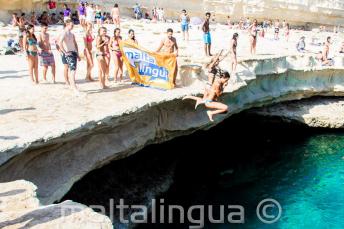 La escuela de inglés Maltalingua saltando en St Peter's Pool