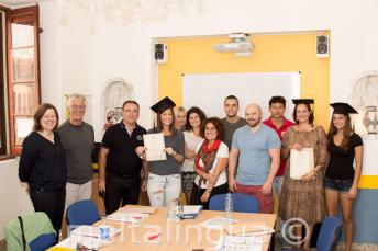 Estudiantes habiendo completado exitosamente el curso de inglés