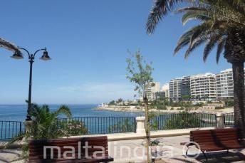 Paseo marítimo de Exiles Bay en Sliema a 5 minutos andando de la escuela.