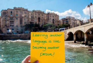 Aprender un nuevo idioma es como convertirse en otra persona. En Balluta Bay, St Julians