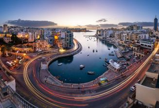 Los estudiantes practican por las tardes el inglés aprendido por la bahía