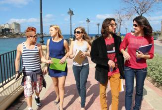 Estudiantes practicando inglés después de clase cerca de St Julians Bay, Malta