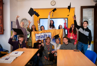 Estudiantes habiendo completado exitosamente el curso de inglés