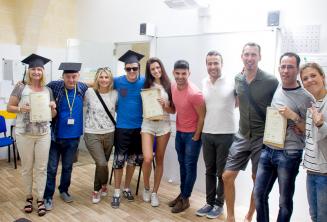 Estudiantes de inglés con sus certificados