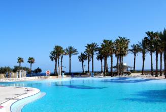 La piscina del Hilton con vistas al mar