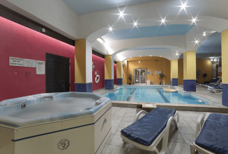 Piscina cubierta en la residencia para jóvenes de la escuela