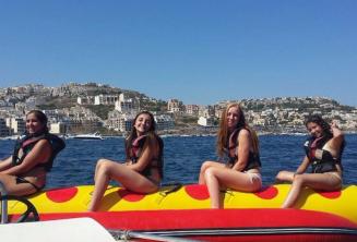 4 chicas en un paseo en el barco banana