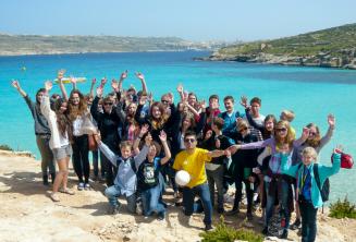 Un grupo de estudiantes en una excursión a Comino, Malta