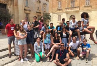 Estudiantes sentados en el cañón de Mdina