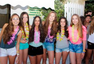6 chicas yendo a la fiesta de bienvenida de la escuela