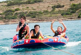 Estudiantes en un sofá de agua de alta velocidad