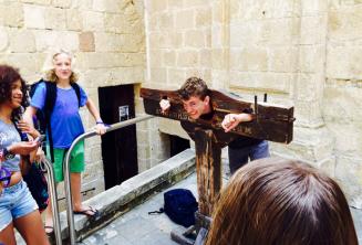 Un estudiante prubea una guillotina en Mdina