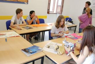 Estudiantes trabajando en un proyecto en clase de inglés