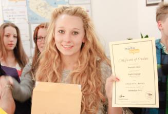 Joven estudiante de inglés con su certificado del curso de inglés