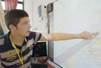 Estudiante señalando en un mapa en clase