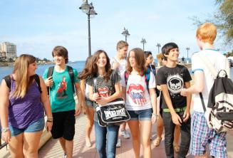 Jóvenes estudiantes andando juntos