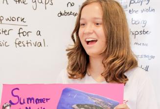 Un estudiante haciendo una presentación en inglés