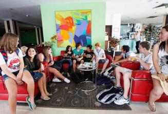 Estudiantes de inglés en el vestíbulo de la escuela