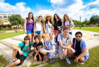 Parque cerca de la residencia de la escuela para jóvenes