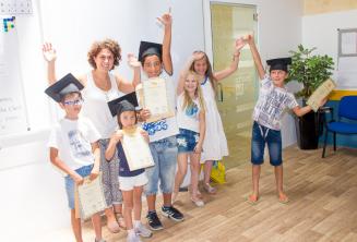 Niños con sus certificados del curso de inglés